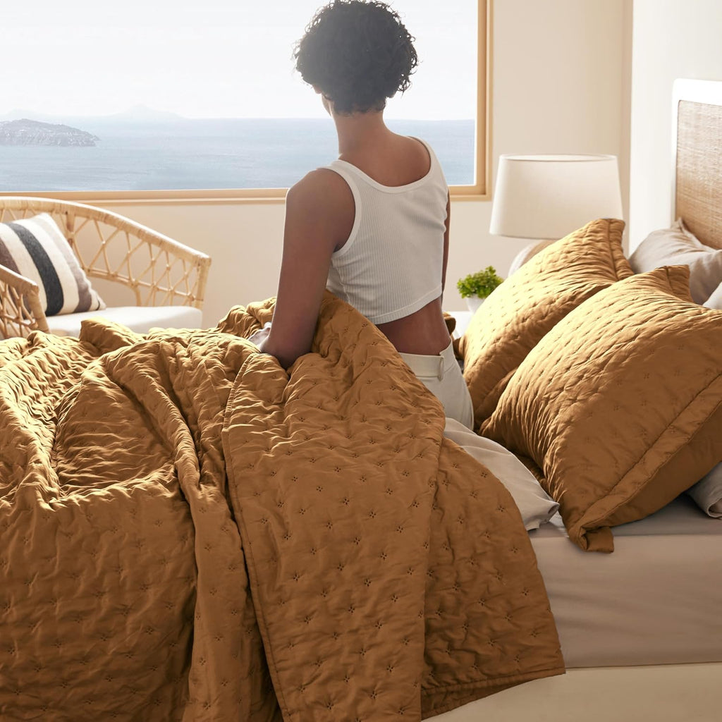 Quilts Queen Size - Bright White Bedspread Queen Size & Lightweight Comforter, Modern Coverlet with Clover Pattern, Ultra Soft All-Season Bedding, 90 x 96 Inches | Stitch-Free Quilting, Lightweight, Summer Bedding Set, Machine Washable, Pet-Friend